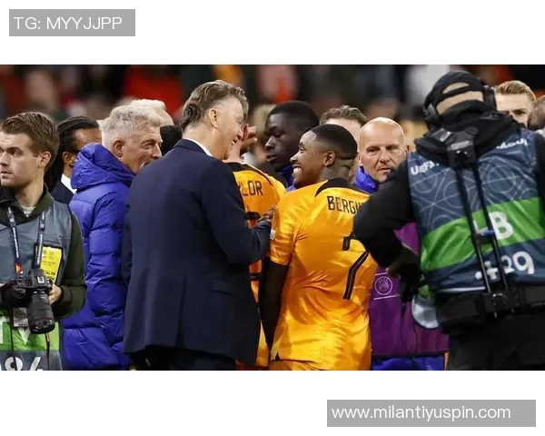 马伦谈与邓弗里斯默契配合称共同训练已久助力球队表现 马伦谈与邓弗里斯默契配合称共同训练已久助力球队表现