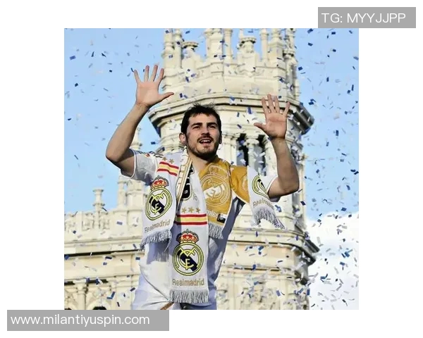 卡西与足球传奇同框出席世界杯抽签活动引发热议